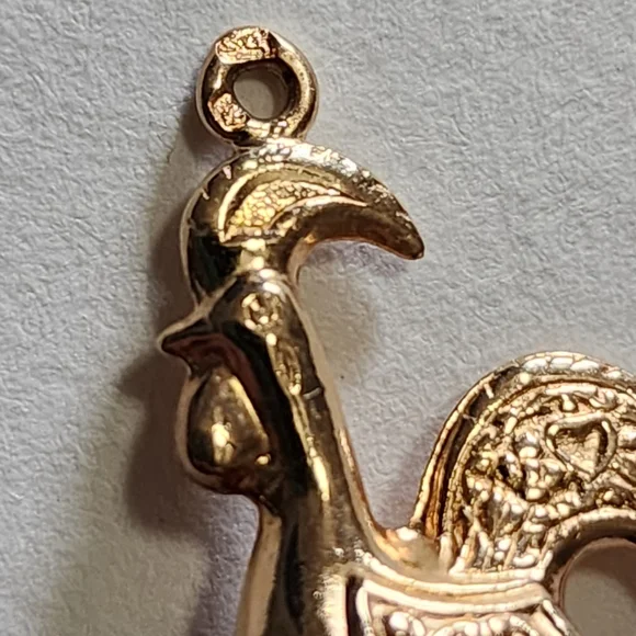 18k Rooster Charm Yellow Gold Decorative Ornate Hearts Swirls - Picture 2 of 8